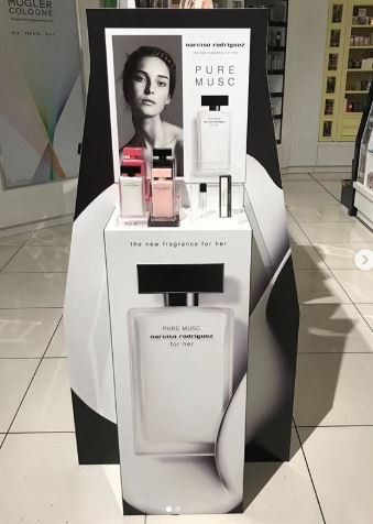 TheAtticRoom's tweet photo. @MyNRSale gondola end installed into @debenhams to promote the NEW fragrance for her #narcisorodriguez #debenhams #gondolaend #doabitofdebenhams #puremusc #juliabergshoeff #storedesign #storedisplay #newfragrance #retaildesign #retaildesignagency #nofilterneeded #beauty https://t.co/PgDoNP7aUw
