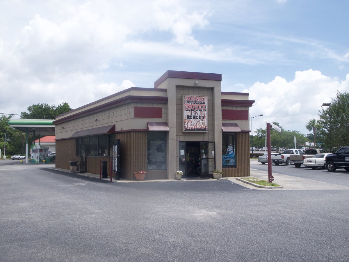 Price Improvement! Freestanding building located at the intersection of Hwy 17 and Hwy 41 in North Mt. Pleasant has excellent visibility and parking. Ideal site for restaurant or bank user with drive-thru in place. belklucy.com/property/2840-…
Call for details: 843.856.4600! #cre