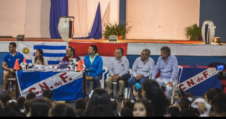 FundacionCNdeF's tweet photo. En el día de hoy La Fundación realizó su primera actividad a nivel internacional. Se realizó una visita a la Escuela Solar de Artigas en Asunción, una escuela particular ya que es la única escuela Uruguaya en el exterior. https://t.co/JrDIEqrafH