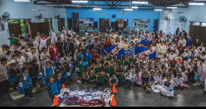 FundacionCNdeF's tweet photo. En el día de hoy La Fundación realizó su primera actividad a nivel internacional. Se realizó una visita a la Escuela Solar de Artigas en Asunción, una escuela particular ya que es la única escuela Uruguaya en el exterior. https://t.co/JrDIEqrafH