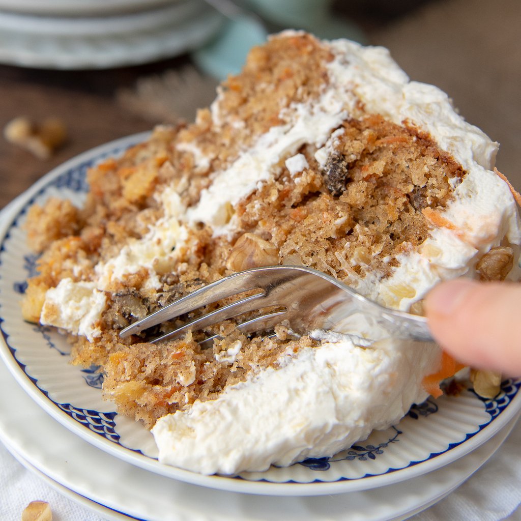 Look no further for the world’s best carrot cake recipe made from scratch! Carrot Cake with Pineapple has fluffy pineapple whipped cream frosting layered between moist pineapple carrot cake layers, and is simple to make! mamagourmand.com/pineapple-carr…
