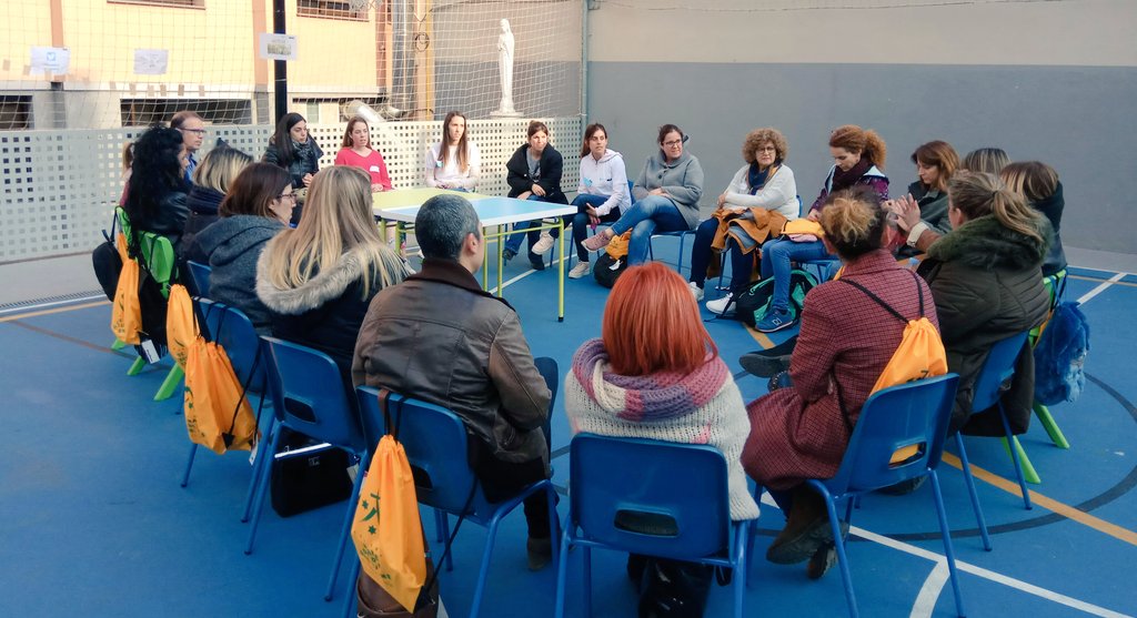 EdcampPrat's tweet photo. Primera ronda de taules en marxa a #EdcampPrat. Temes variats i molt interessants: creativitat💡, etiquetes📄, emocions😀😢, límits⛔, adolescència 👥... @FundacioBofill @edcampCAT https://t.co/C3d28NLshu