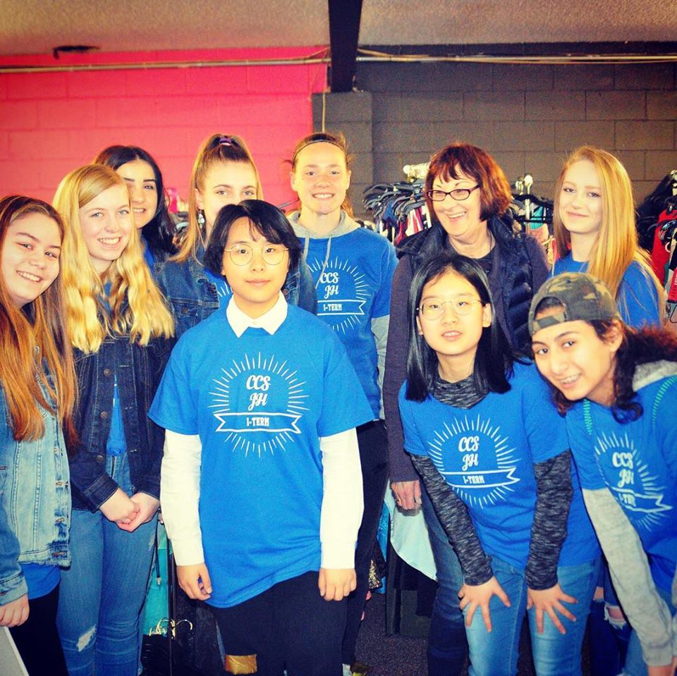 prom_ali's tweet photo. Day 1 of @CCSCougarFans I-term was a huge success! These girls worked so hard and got a ton accomplished! #communityservice #volunteerhours #serviceproject #volunteers #Volunteering #community #Tacoma https://t.co/8KlDvotPsn