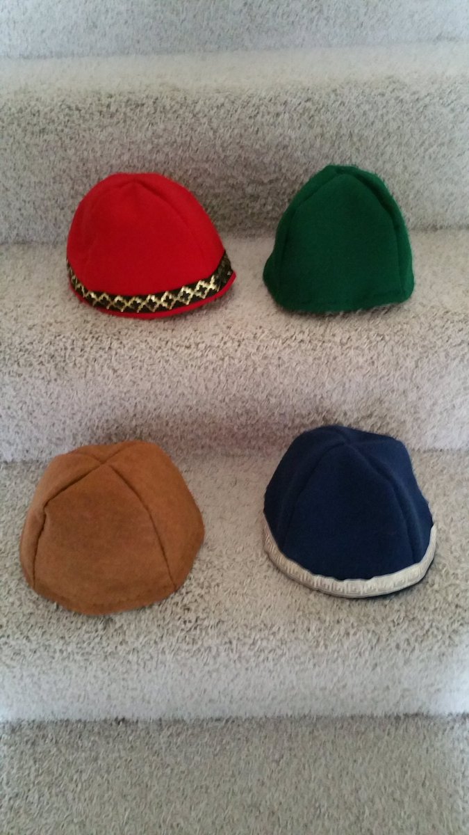 Pagan_Alaric's tweet photo. I'm getting pretty good at making these hats. I've never really excelled at anything when it comes to SCA sports or crafts, so I'm really proud of this. #SCA #Calontir https://t.co/qr39wPuBBm