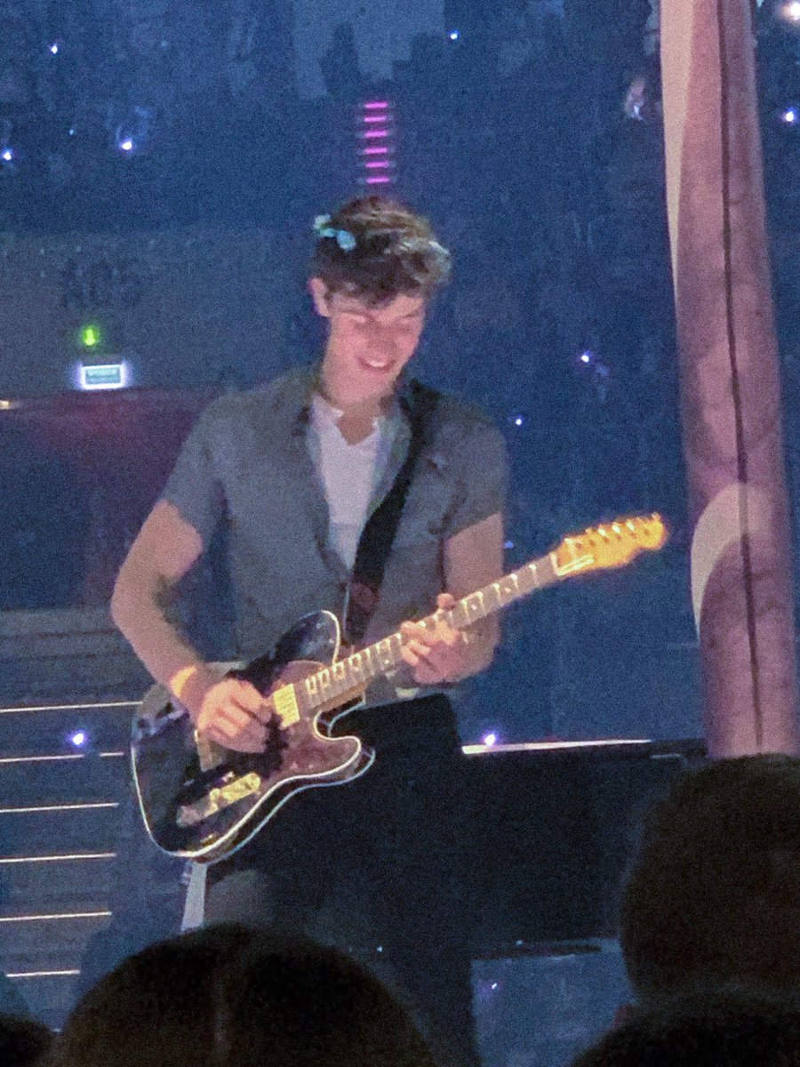 ShawnMendesBRA's tweet image. AMO TANTO! Shawn com coroa de flores na cabeça 💙 #ShawnMendesTheTourKrakow