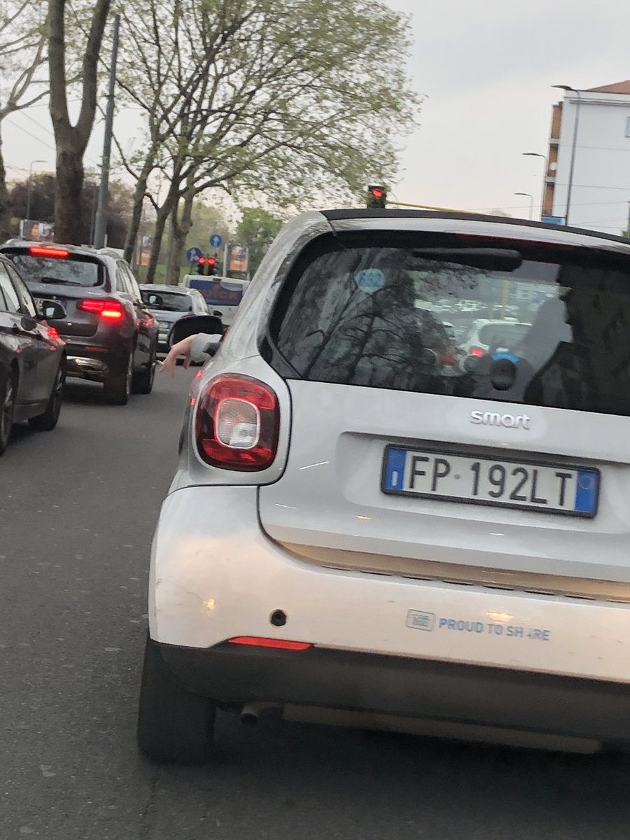 DrAndre's tweet photo. Ciao @car2go io sono un po’ stufo di prendere macchine che sanno di sigaretta. https://t.co/2Q6vUw6ggA