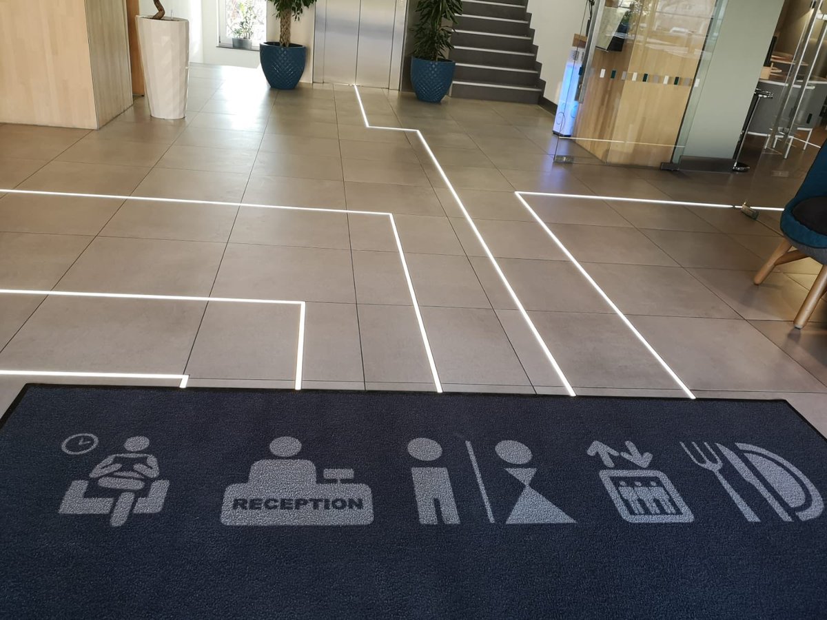 martinezsilvia_'s tweet image. Pictogrames i camins li.luminats a la recepció d’un hotel a Constanta 🇷🇴 : imprescindible quan hi arribes per primera vegada a un lloc. #accessibilitatcognitiva #tothomguanya #cognitiveaccessibility @stayinproject 👀👀@BurgosCee @camarasa_marta @KoynosCoop @vicentej56 @mjfago