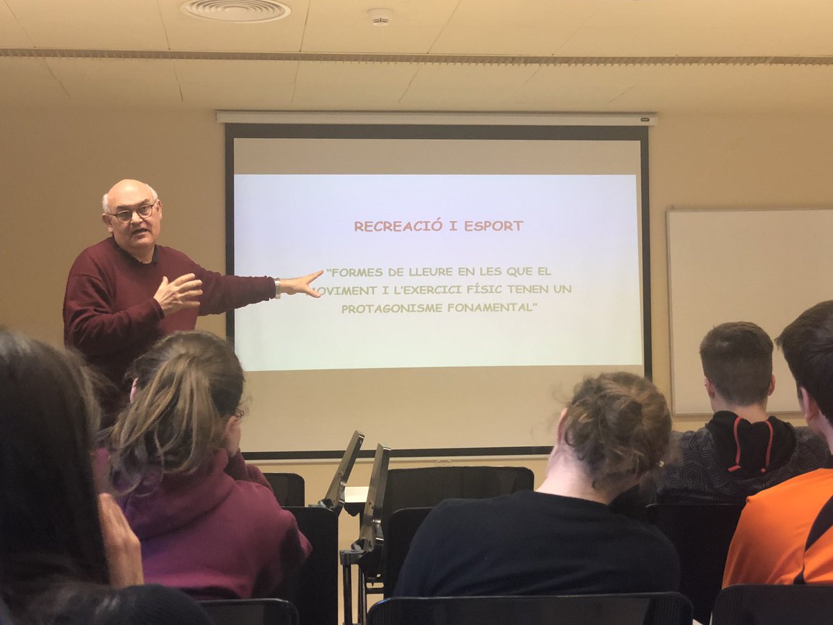 programators4's tweet photo. Avui hem tingut la sort de rebre dos convidats especials que ens han ajudat a com enfocar la programació en l’esquí alpí (Victor Labrador) i l’àmbit del lleure i la recreació (@Aboixedadm). Gràcies per compartir els vostres coneixements 🤓📝📚
 #2019TopProgram https://t.co/5zrbt88gwI