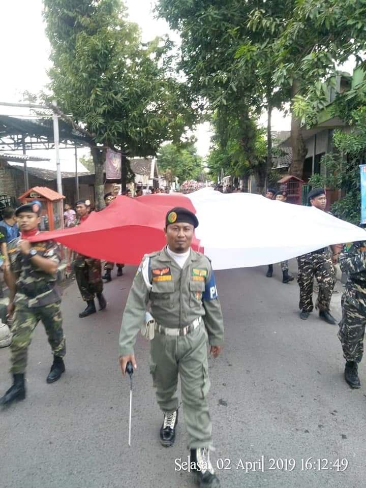 anonhackercf32's tweet photo. PC GP Ansor dan  SATKORCAB BANSER Grobogan Jawa Tengah menggelar KIRAB KEBANGSAAN dalam bingkai PERSATUAN.
Dari makam Ki AGENG GETAS PENDOWO sampai Alun-alun Purwodadi, Selasa (2/4/2019).

#AnsorMajuSatuBarisan https://t.co/Dgzl70f89C