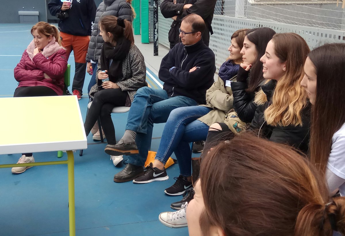 EdcampPrat's tweet photo. A la taula "Artesà" discuteixen al voltant d'una dicotomia: recompenses, sí o no? Càstig vs motivació positiva... Com gestionar la frustració? Tots aquests temes i d'altres al II #EdcampPrat  @edcampCAT @FundacioBofill https://t.co/Fi5Utdeutz
