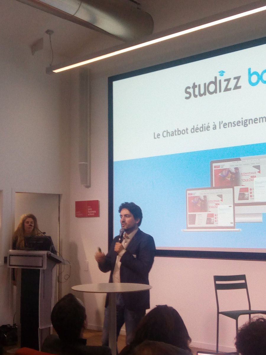 Studizz_fr's tweet photo. @AntoineBalourdet présente les solutions #studizz alumni et #studizz bot au demoday @EMLYONIncub https://t.co/2cRV25XGTF