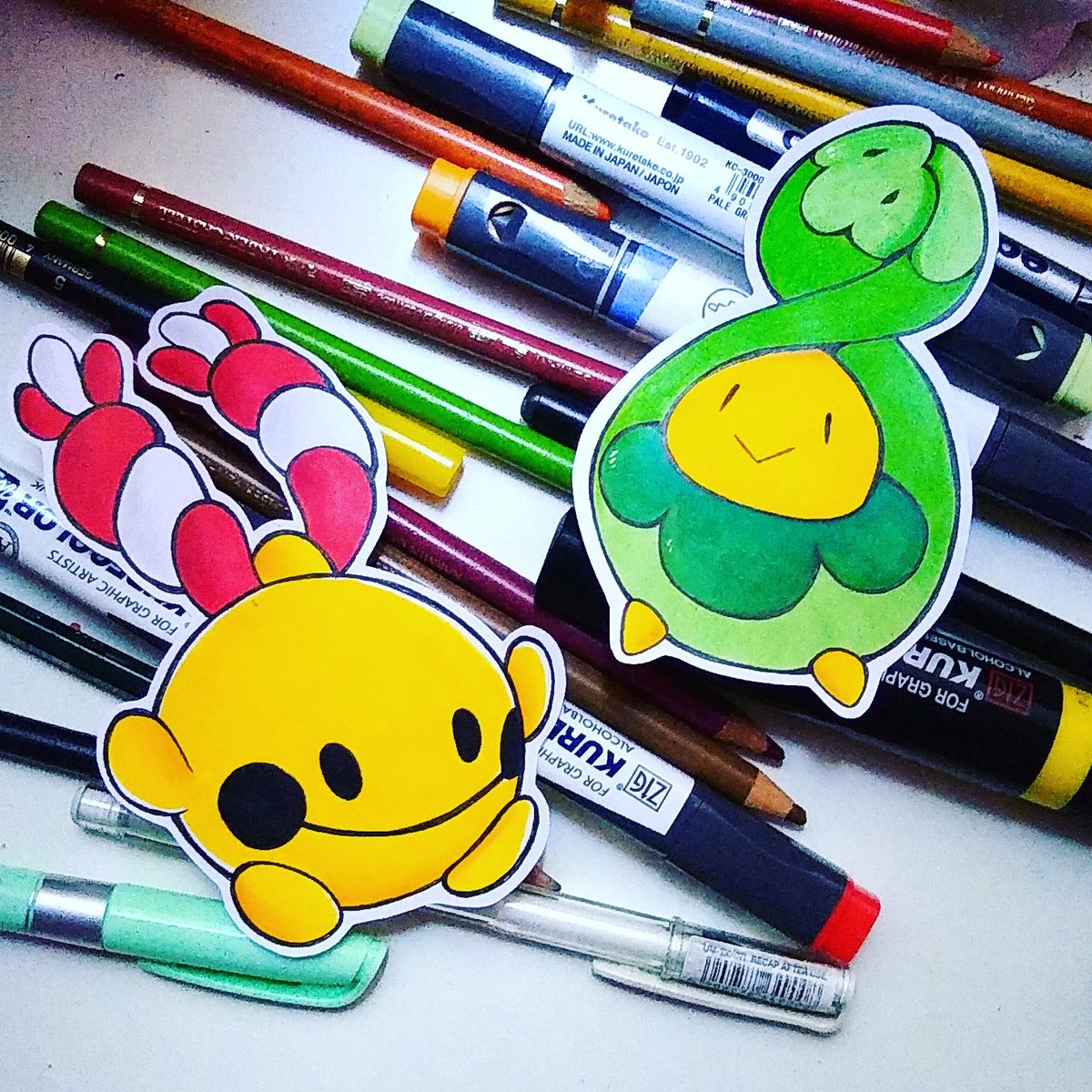 Bluesaur_'s tweet image. Hace mucho que no público nada porque estoy ocupada, pero dejo estos babies que dibujé en el verano✨ #Pokemon #Chingling #Budew