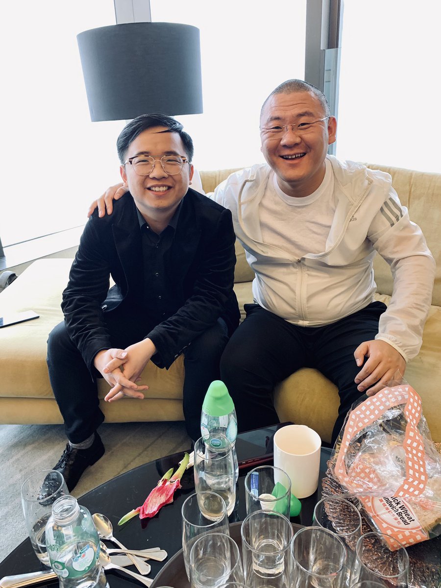 ChandlerGuo's tweet photo. 和阿希链合伙人殷旭洲相谈甚欢，他从2017年开始向我推销阿希币，今天我正式对外宣布成为阿希链的顾问。阿希链是中国第一个DPOS公有链，主网上线比EOS还早一年，祝2019年阿希价值回归！ https://t.co/ywHyVhTQmQ