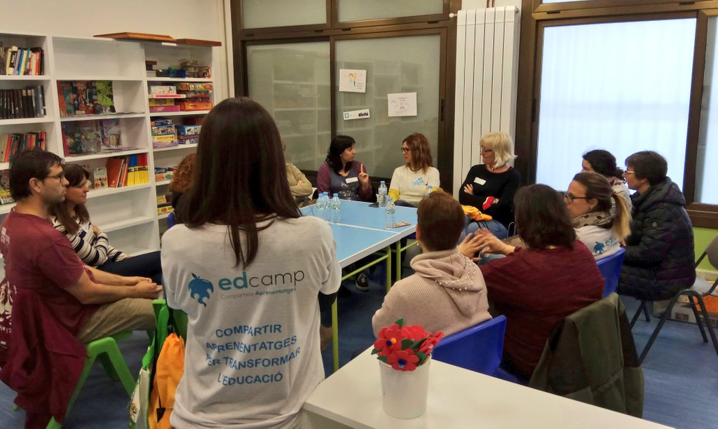 EdcampPrat's tweet photo. Qüestions relacionades amb l'adolescència, la relació amb els joves, entre ells... de tot això i més, se'n parla a la taula "Aeroport" @edcampCAT @FundacioBofill https://t.co/IjZLLFDg7S