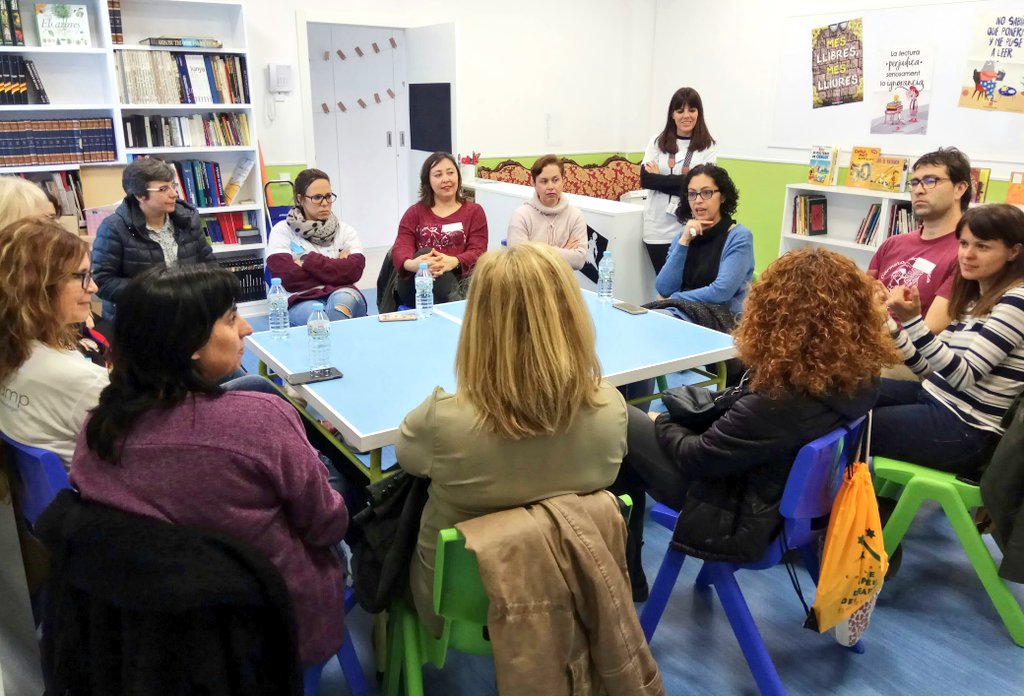 EdcampPrat's tweet photo. Qüestions relacionades amb l'adolescència, la relació amb els joves, entre ells... de tot això i més, se'n parla a la taula "Aeroport" @edcampCAT @FundacioBofill https://t.co/IjZLLFDg7S