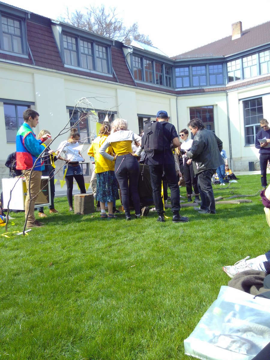 campusbaum's tweet photo. Was wir lernen mussten: #Festivalisierung macht grundsätzlich nicht vor #Bäumen Halt.
Toll, dass engagierte Raumnutzer*innen dem guten #lucius #burckhardt noch zu spätem Ruhm verhalfen - und kurzerhand eine #holzbank bauten. Für #alle, durch #alle.
#BauhausUni https://t.co/Im6BWulHPF