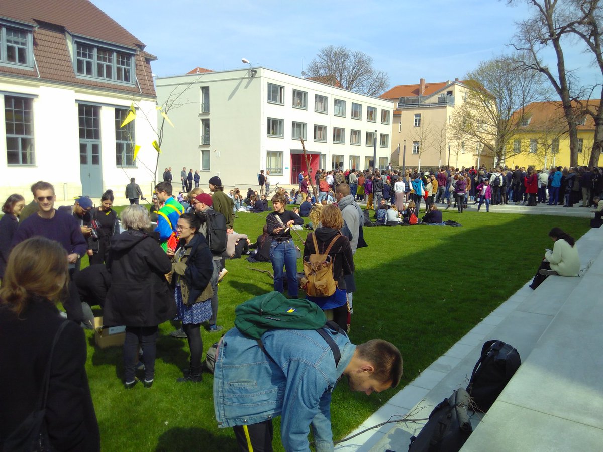 campusbaum's tweet photo. Was wir lernen mussten: #Festivalisierung macht grundsätzlich nicht vor #Bäumen Halt.
Toll, dass engagierte Raumnutzer*innen dem guten #lucius #burckhardt noch zu spätem Ruhm verhalfen - und kurzerhand eine #holzbank bauten. Für #alle, durch #alle.
#BauhausUni https://t.co/Im6BWulHPF