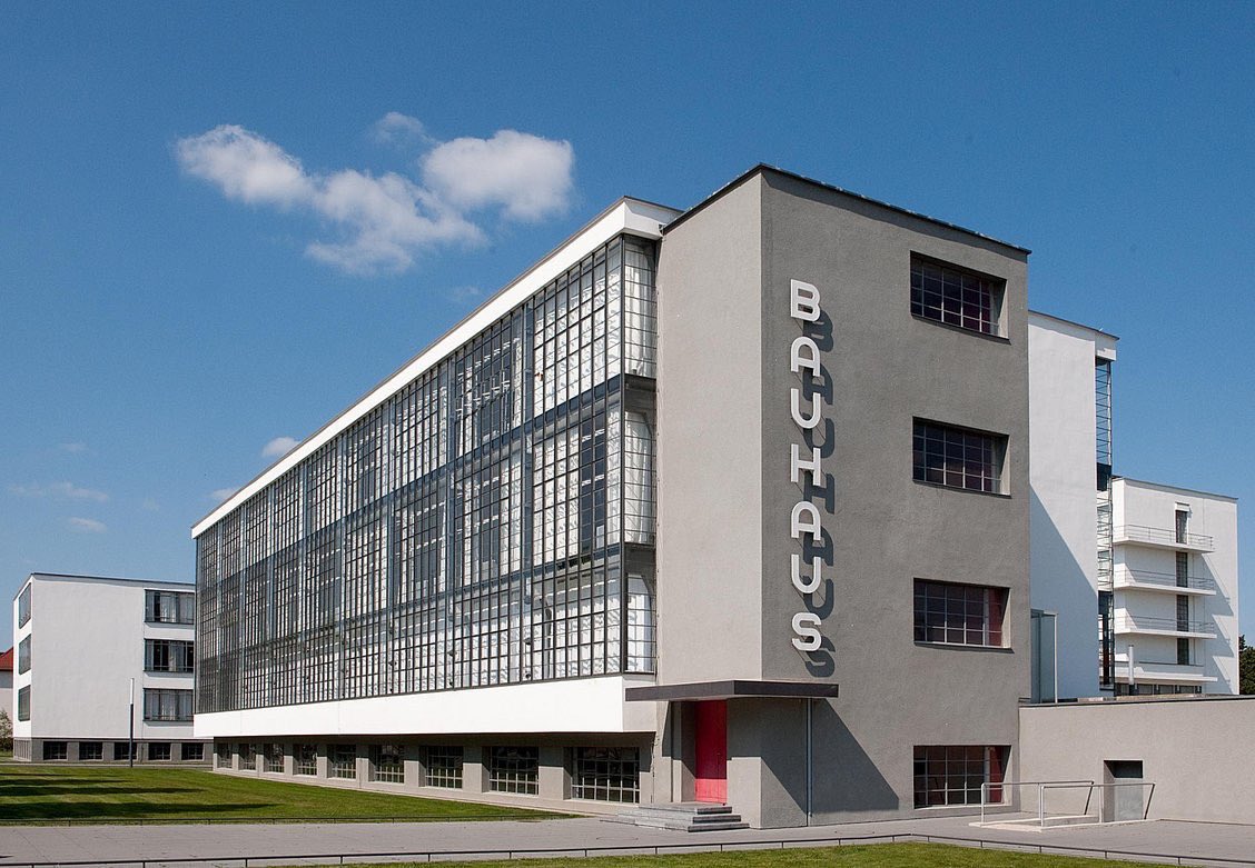 juancarlos_nava's tweet photo. Hoy hace 100 años abría sus puertas la #Bauhaus. Escuela de arquitectura y artes aplicadas que revolucionó el diseño en el siglo XX https://t.co/YBQgZ4u9fM