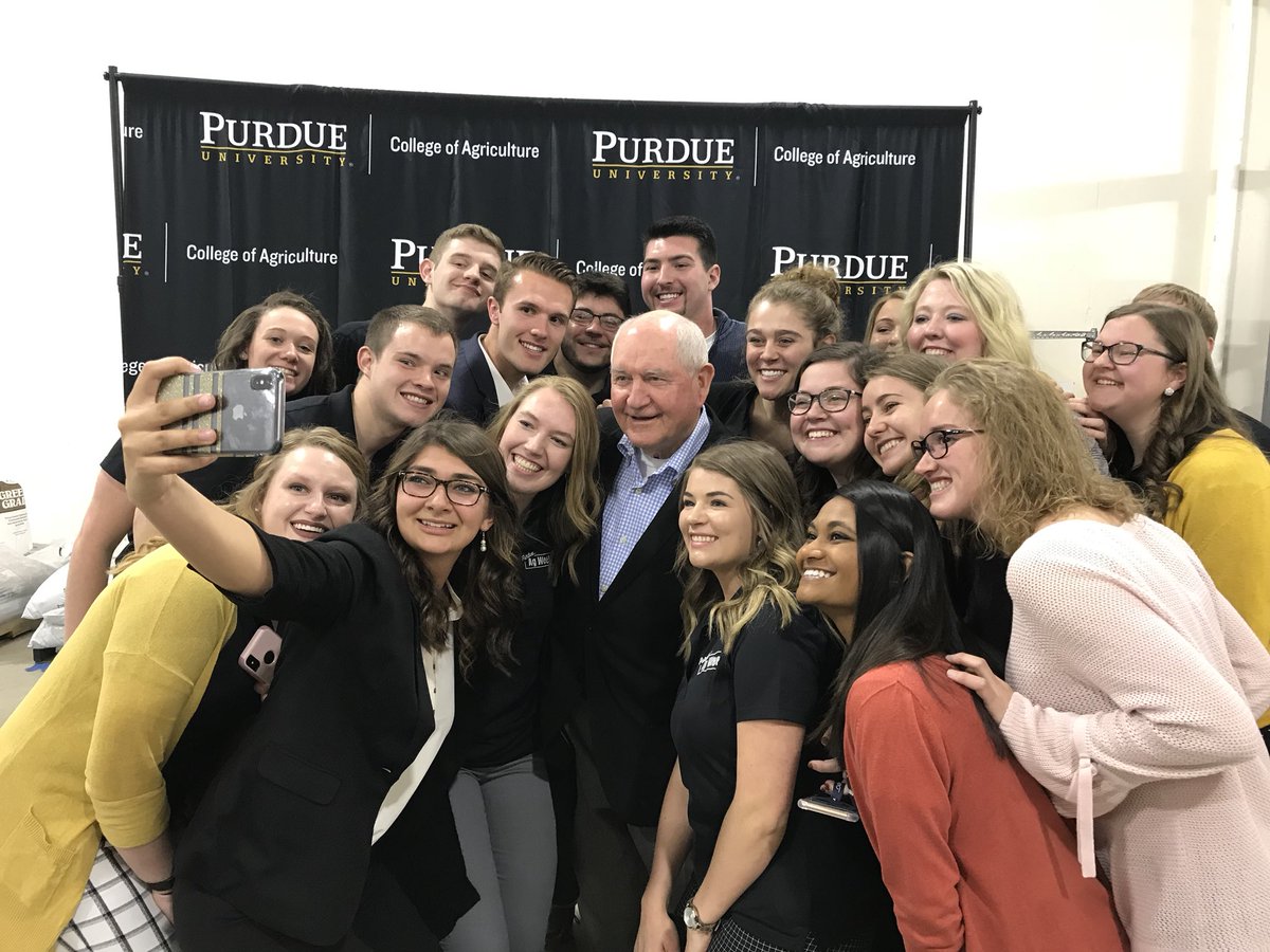 Two views of a #SecretarySelfie - thanks to this great group of students for putting together <a href="/PurdueAgWeek/">Ag Week at Purdue</a> and for having me today