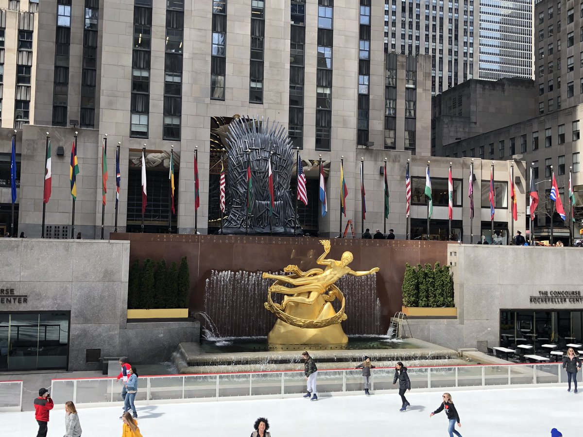 Aparece réplica gigante del trono de hierro por premier de la octava y la última temporada de Game of Thrones.