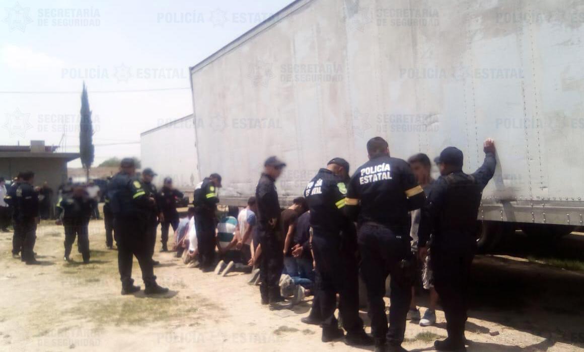 SS_Edomex's tweet photo. Tras una alerta emitida por el #C5Ecatepec y con apoyo de una empresa privada, 12 personas fueron detenidas por efectivos de la @SS_Edomex y de #Tultitlán por su probable relación en el delito de robo a transporte público; recuperaron mercancía valuada en un millón de pesos https://t.co/kSn08xyk5f