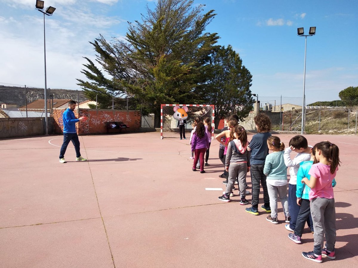 Hoy nos hemos divertido jugando a balonmano en San Miguel del Arroyo, un pueblo pequeño con unas ganas enormes! GRACIAS! <a href="/atlvalladolid/">Recoletas Atlético Valladolid</a> @deportesdipu