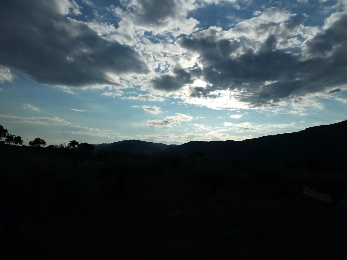 ElAticoIlusorio's tweet photo. Parecía que iba a haber que ponerse la #busanda pero al final se ha medio arreglado la tarde... https://t.co/qYzR4hKYlC