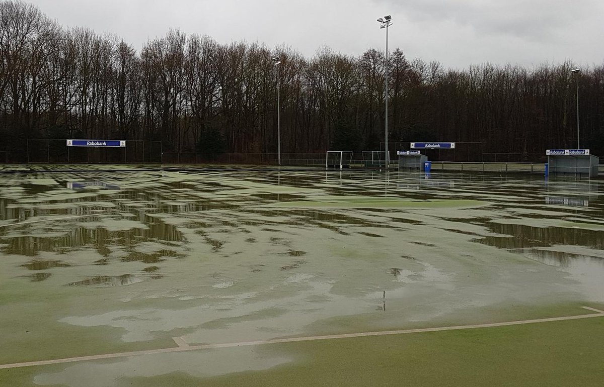 Vanwege de hevige regenval vanavond zijn helaas de velden 5 en 6 op dit moment niet bespeelbaar. 🙄Dat betekent dan ook dat de trainingen daar niet door kunnen gaan en komen te vervallen. ☔️💧