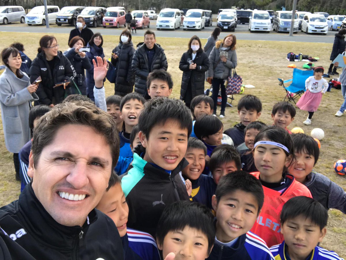 fundedmilson's tweet photo. Nosso penta @Edmil5onOficial em clínica de futebol da Fundação Edmilson Japão na cidade de Hamamatsu. https://t.co/9QQ1YD1otf