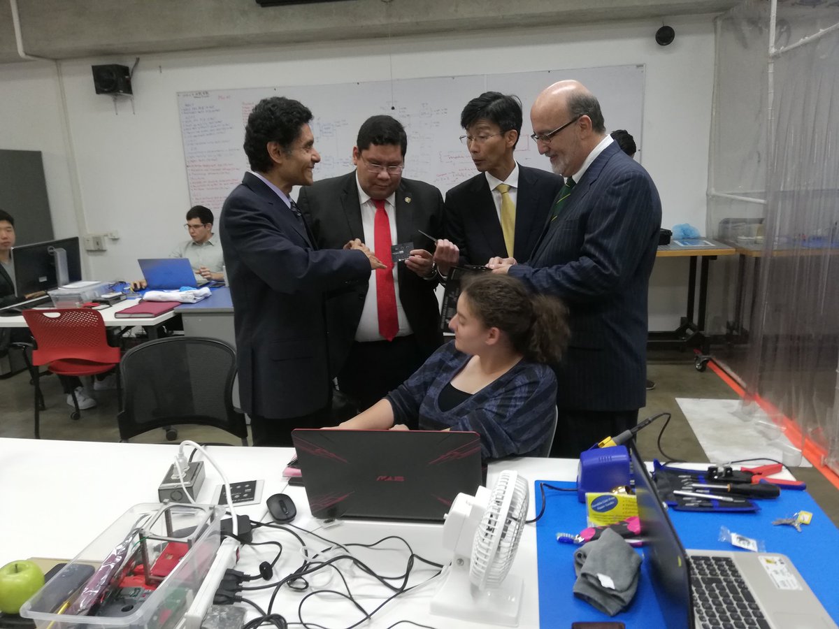 bmartinez_pl's tweet photo. Señor embajador de Japón indaga sobre las partes de #Quetzal1, que se está construyendo en la Universidad del Valle de Guatemala. https://t.co/qy2gtqPlX2