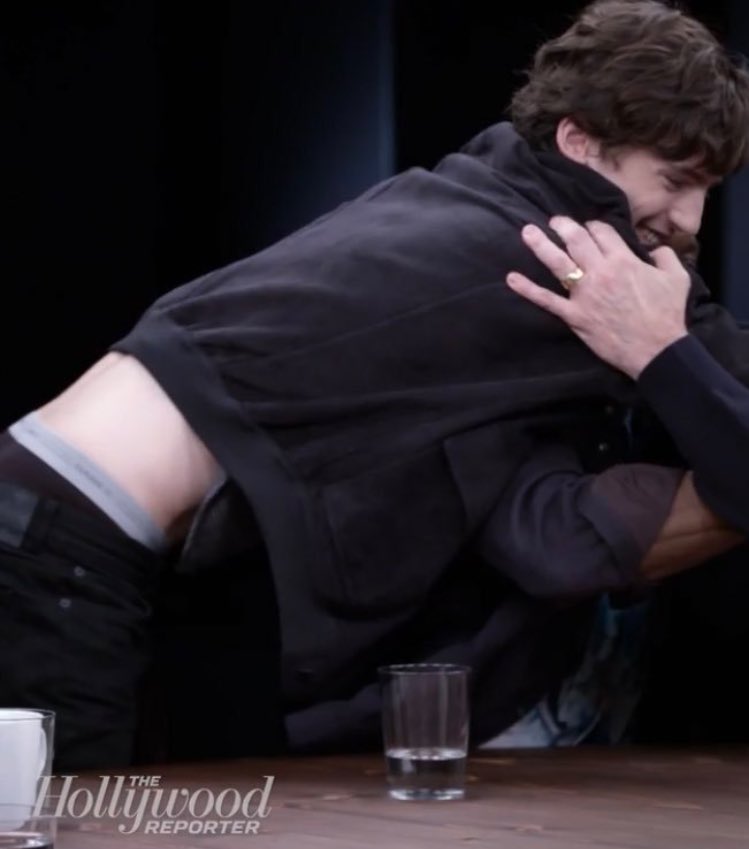 vantesuga_'s tweet photo. his tiny waist🥺 we must protect https://t.co/bgNxAfutIG