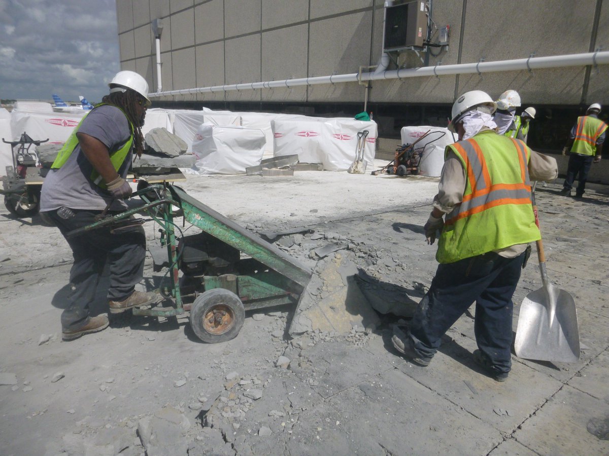 AdvancedRoofFL's tweet image. #TearOffTuesday Our crew is hard at work today #reroofing the #FortLauderdale #Airport #FiberTite #singleply #FtLauderdale #aviation #contruction #roofingcontractor #roofer #renovations #dirtyjobs #safety #trashremoval #metal #concrete #roofer