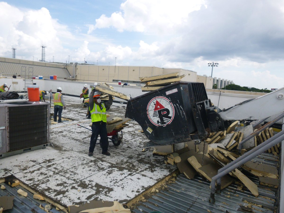 AdvancedRoofFL's tweet image. #TearOffTuesday Our crew is hard at work today #reroofing the #FortLauderdale #Airport #FiberTite #singleply #FtLauderdale #aviation #contruction #roofingcontractor #roofer #renovations #dirtyjobs #safety #trashremoval #metal #concrete #roofer