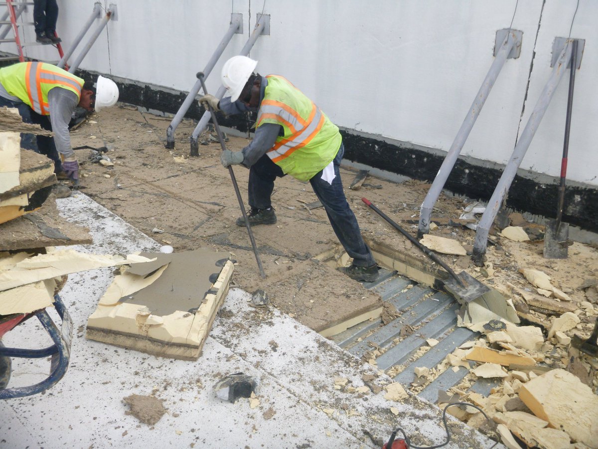 AdvancedRoofFL's tweet image. #TearOffTuesday Our crew is hard at work today #reroofing the #FortLauderdale #Airport #FiberTite #singleply #FtLauderdale #aviation #contruction #roofingcontractor #roofer #renovations #dirtyjobs #safety #trashremoval #metal #concrete #roofer