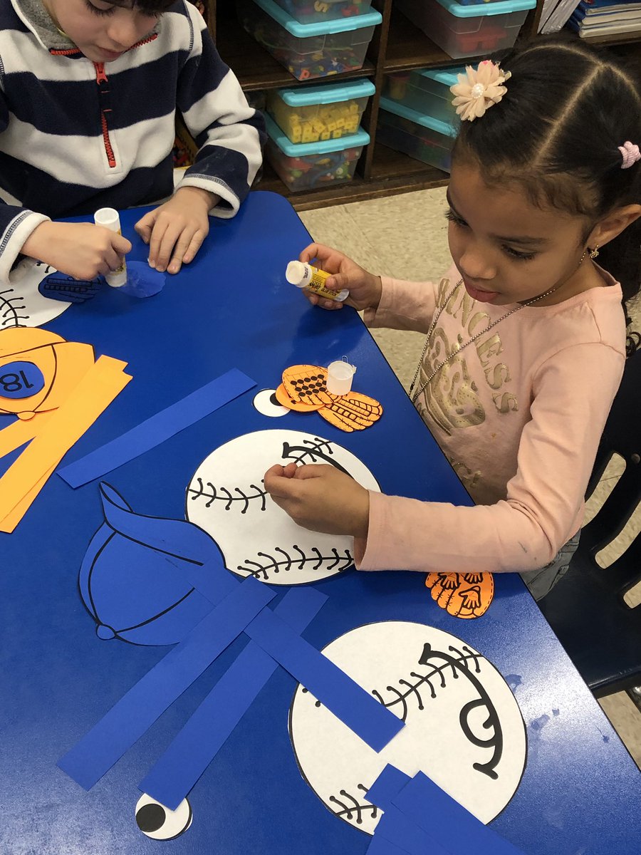 MsKallertEDU's tweet image. When you are practicing your numbers  and your teacher is also a Mets fan! @WeehawkenTSD @AnnaRudowsky @Mets @MrMet #LGM #weelovemath #weelovethemets