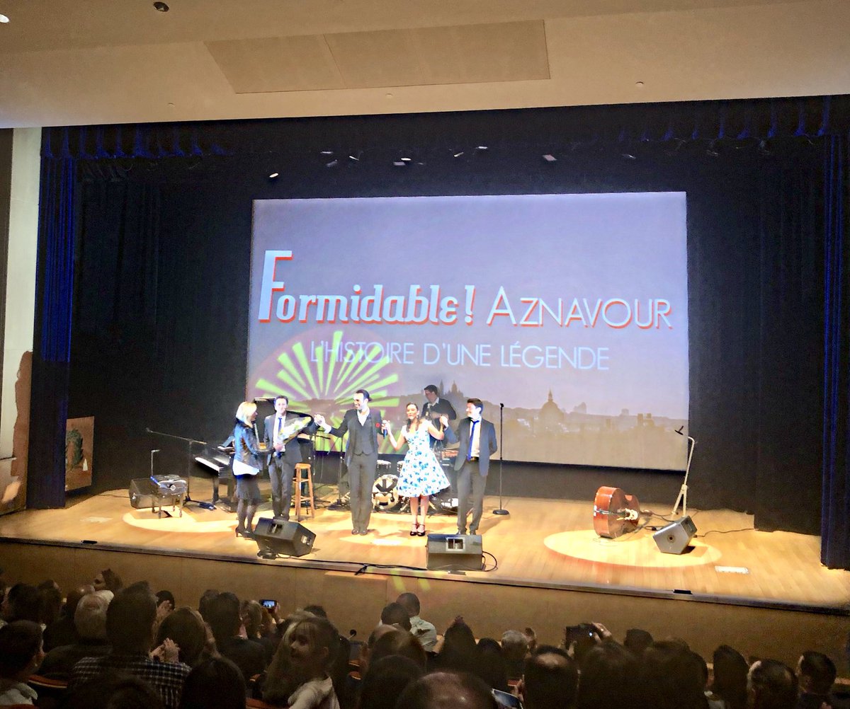 Sophiasimonyan's tweet photo. Quelle soirée spéciale hier au lycée français de New York, avec un très bel hommage à #CharlesAznavour. Bravo #JulesGrison d'être le comédien, le magicien et le musicien, merci pour le #FormidableAznavour!#SommetEVN18 #VivreEnsemble #EnfrançaisSVP #MoisdelaFrancophonie #Mon20mars https://t.co/8PNw1eDHf7