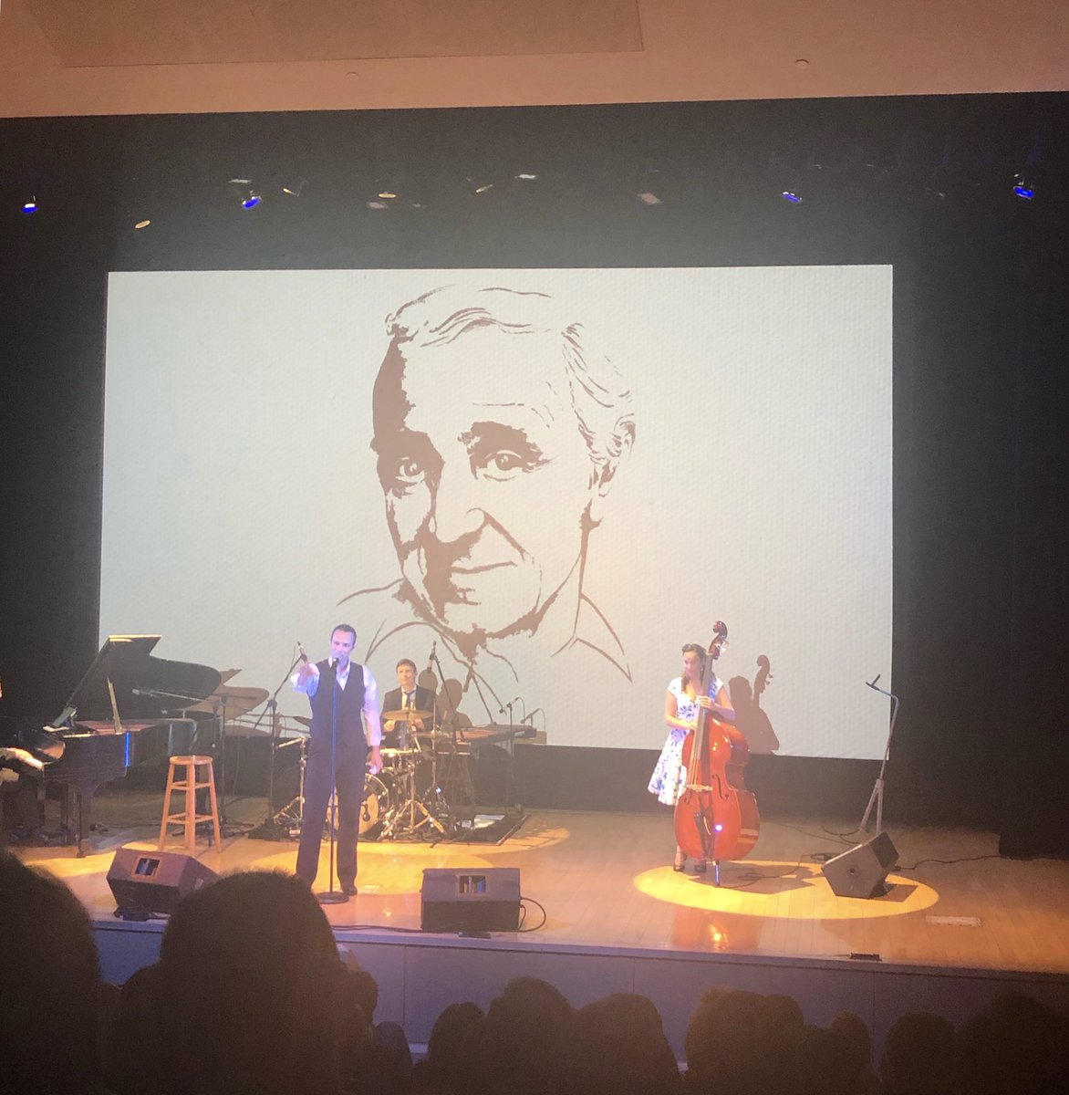 Sophiasimonyan's tweet photo. Quelle soirée spéciale hier au lycée français de New York, avec un très bel hommage à #CharlesAznavour. Bravo #JulesGrison d'être le comédien, le magicien et le musicien, merci pour le #FormidableAznavour!#SommetEVN18 #VivreEnsemble #EnfrançaisSVP #MoisdelaFrancophonie #Mon20mars https://t.co/8PNw1eDHf7