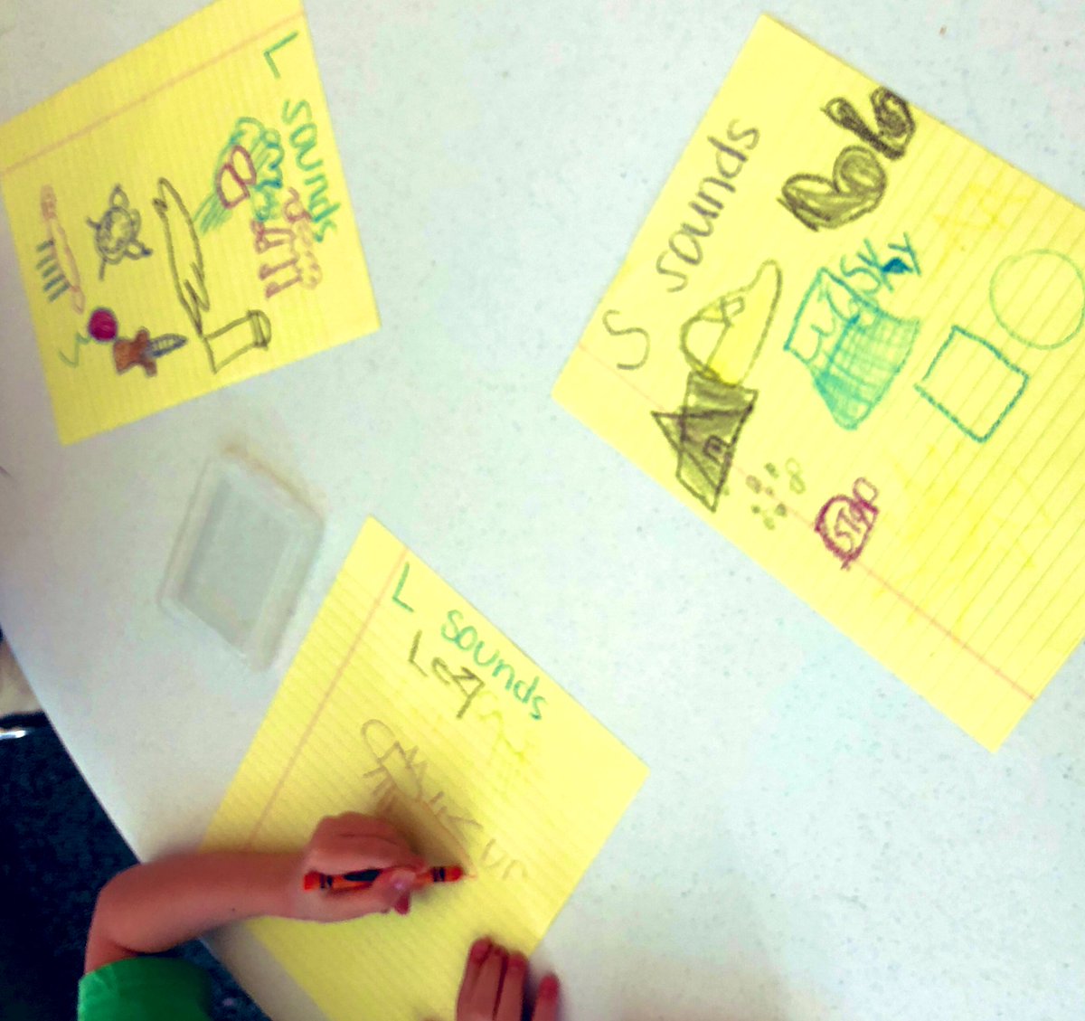 SpeechWithMissQ's tweet image. 💡 idea for some articulation centers: 1 student drills words w/ me using the iPad while others do a scavenger hunt and draw items with their speech sounds. No prep and students can take it home to encourage carryover. Bonus: my 1st grader said “this is fun!”. #funandfunctional