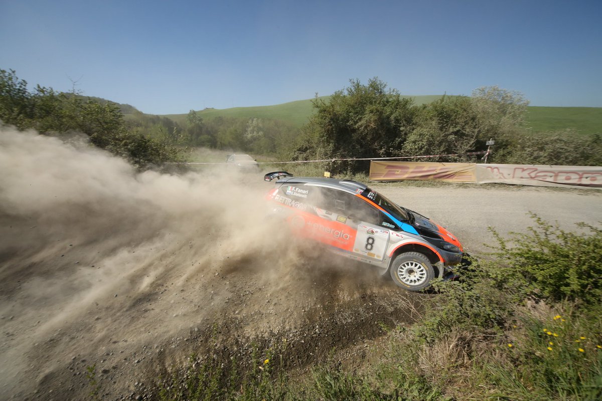 Chi terra....gode, chi la mette di traverso... ancora di più!
#FinaleRaceday

Photo: RaceEmotion Photography

#LiburnaTerra #RacedayRallyTerra #ChiTerraGode #Pirelli #Repsol #Dhl #Omp #Enthusia #EpicRallyTribe