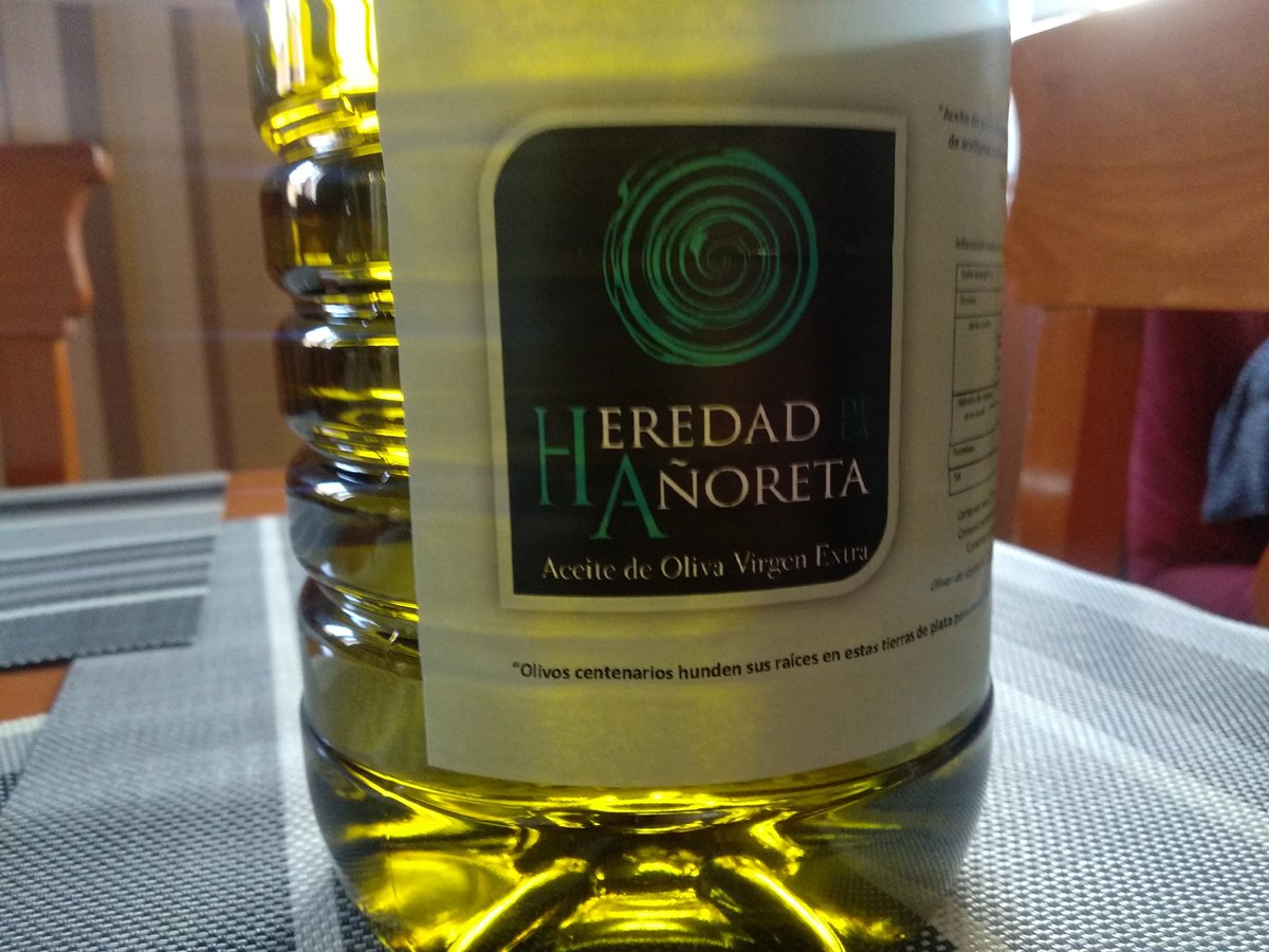 aoveheredad's tweet photo. Sigue siendo verde, sigue siendo #Aove de alta gama, sigue siendo #cosechatemprana , un AOVE #gourmet .
Simplemente, como cada año cuando queda poco aceite de la campaña, hemos envasado en PET de 2l para nuestros consumidores fieles.
Pedidos al móvil o mail. Portes gratis. https://t.co/voaOUzRkua