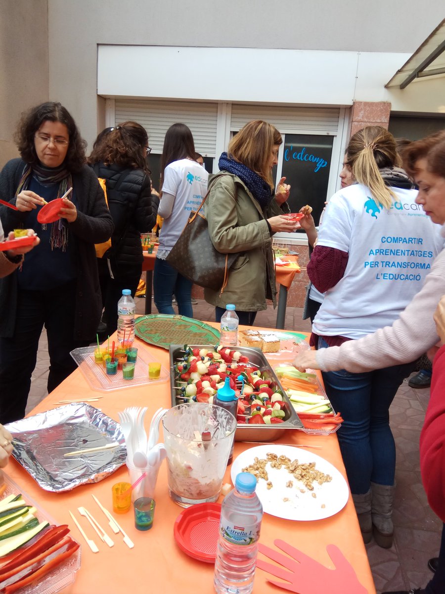 EdcampPrat's tweet photo. Parem una estona a agafar forces per després continuar amb la segona ronda de taules #EdcampPrat 
Felicitats a la comisió de cuina pel deliciós aperitiu!! 👏❤ https://t.co/Hlilm9Gdn0