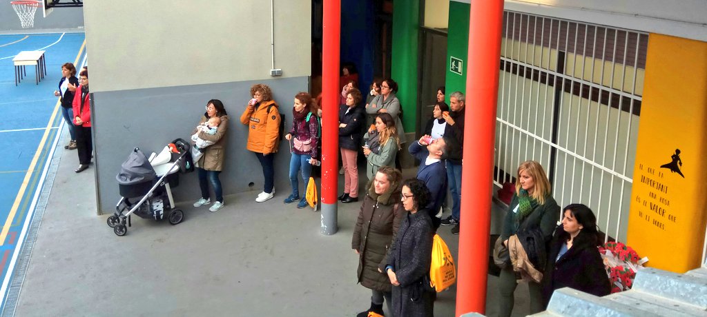 EdcampPrat's tweet photo. Moltes gràcies a la colla gegantera @CARMETAISISQUET de l'AMPA Mare de Déu del Carme per amenitzar l'estona de l'aperitiu!! 👏 La Carmeta, el Sisquet i la colla presents al 2n #EdcampPrat  @FundacioBofill @edcampCAT https://t.co/i1jVAMVEOF