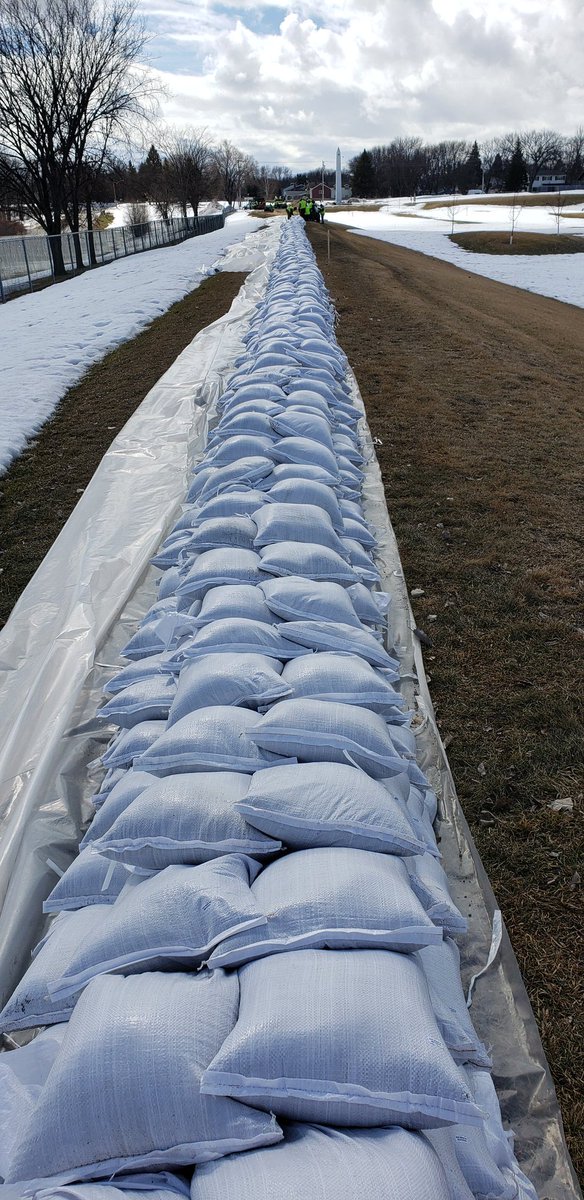 jmathern730's tweet photo. Awesome crew laying sandbags at El Zagal today. #FargoParks #Flood2019 https://t.co/eF1CjZbaLO
