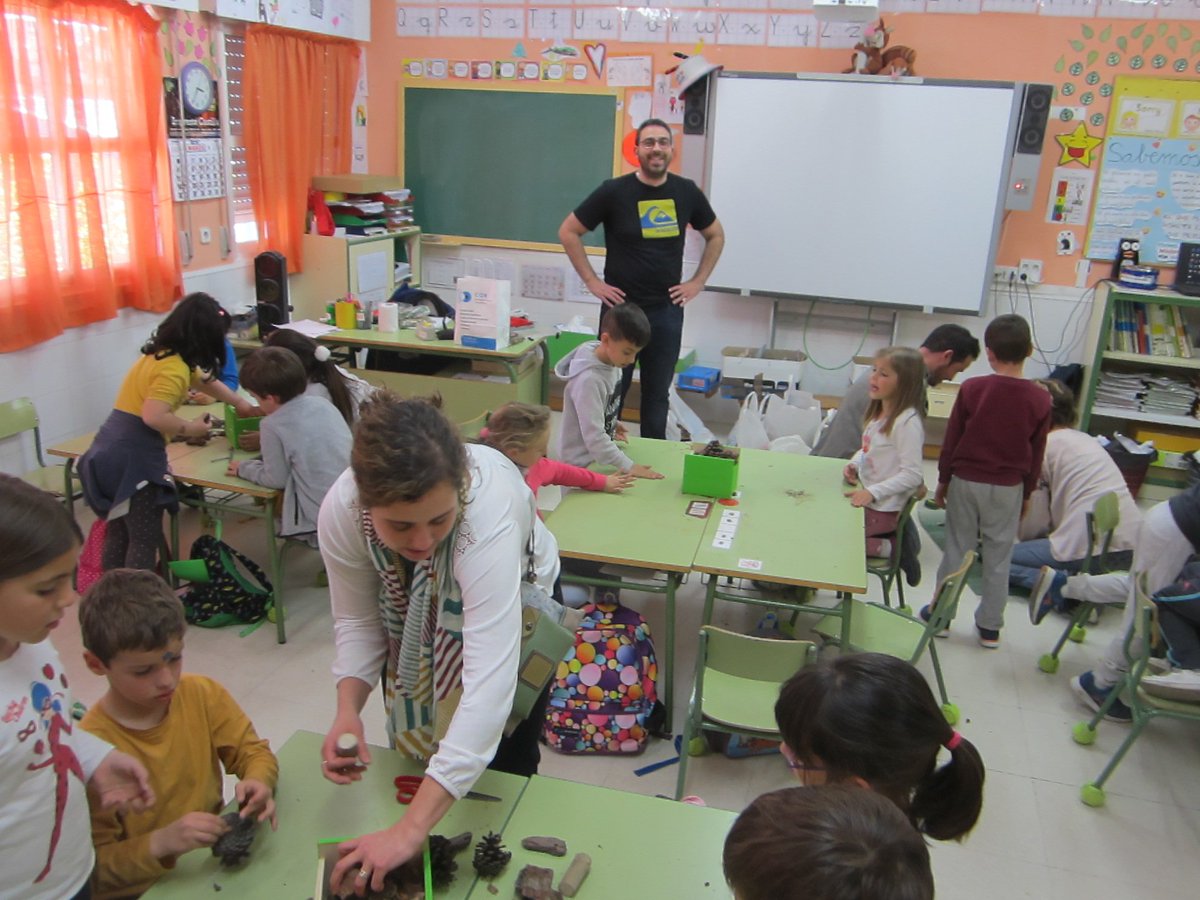 Cole_Aldebaran's tweet photo. Hemos inaugurado nuestro "Hotel de Bichos". Gracias a todos los colaboradores y a nuestros bichejos de 1º, Los entomólogos alertan del descenso en el nº de insectos. Los acogemos y en Huertobarán nos ayudarán a combatir las malas plagas de manera natural #STEMadrid https://t.co/HjKTSTfIT1
