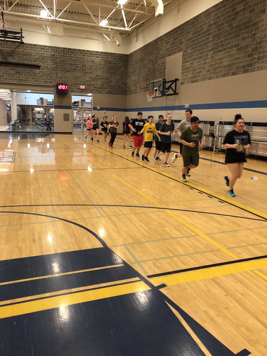 HCIMOHAWKS's tweet photo. Molly Yungmann from U of Regina putting on a Sask. Athletics Clinic for Humboldt Collegiate PE Classes #runjumpthrow https://t.co/FCqXobZlPJ