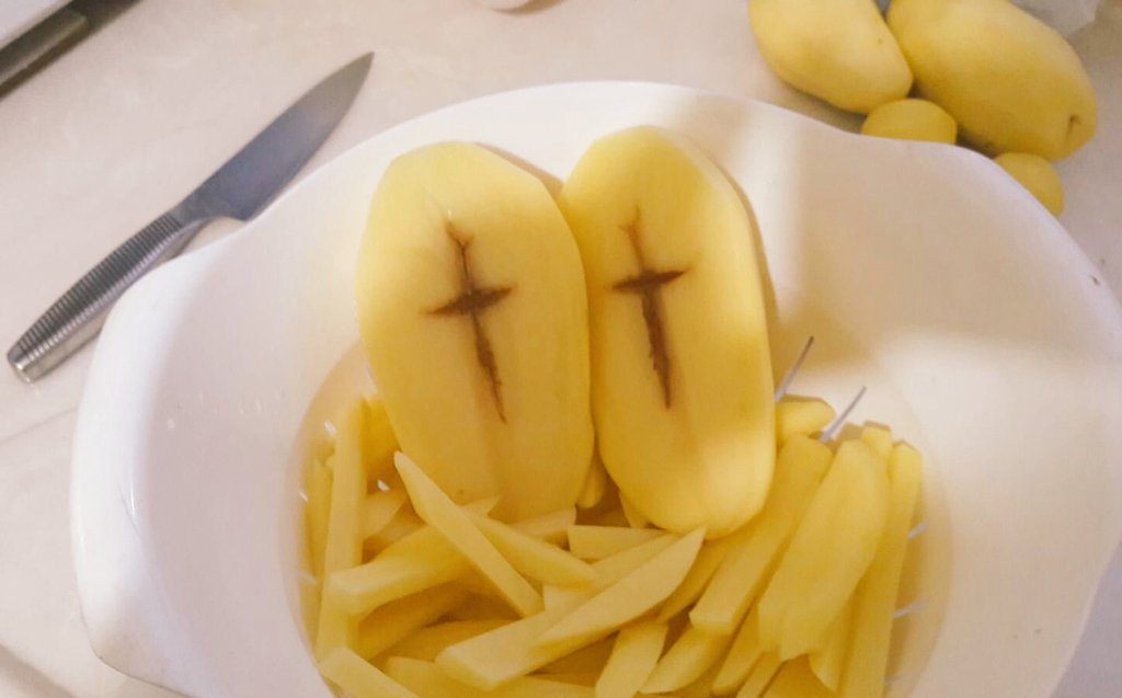 CHP'nin tanzim çadırından patates aldım içinden haç çıktı