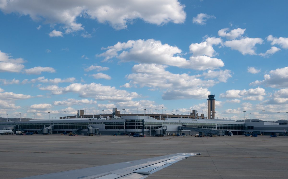 fosin2's tweet image. The control tower and terminal building at BHM...Birmingham-Shuttlesworth International Airport in Birmingham, AL #TowerTuesday @BHMAirport #planespotting #avgeek #Aviation
