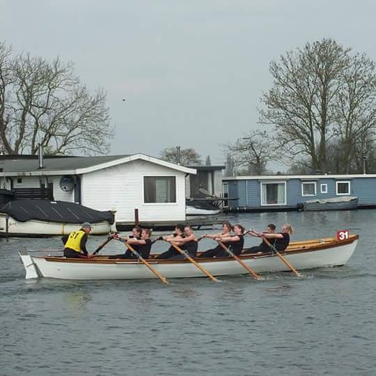 Daar zijn we weer! Weer online op social media en zaterdag live te bewonderen bij Vechten op de Vecht in Weesp!
Tot dan?
#lekkerroeien #hattemroeit #damesijsselkr8