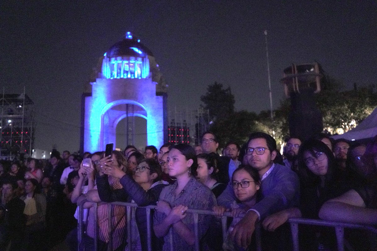 YoYo_Ma's tweet photo. In Mexico City last week, I dedicated the fifth suite to all the courageous and resilient Mexicans, the families of the disappeared, and those who have suffered from violence. 🇲🇽 @liladowns https://t.co/tLdG0MXPiY