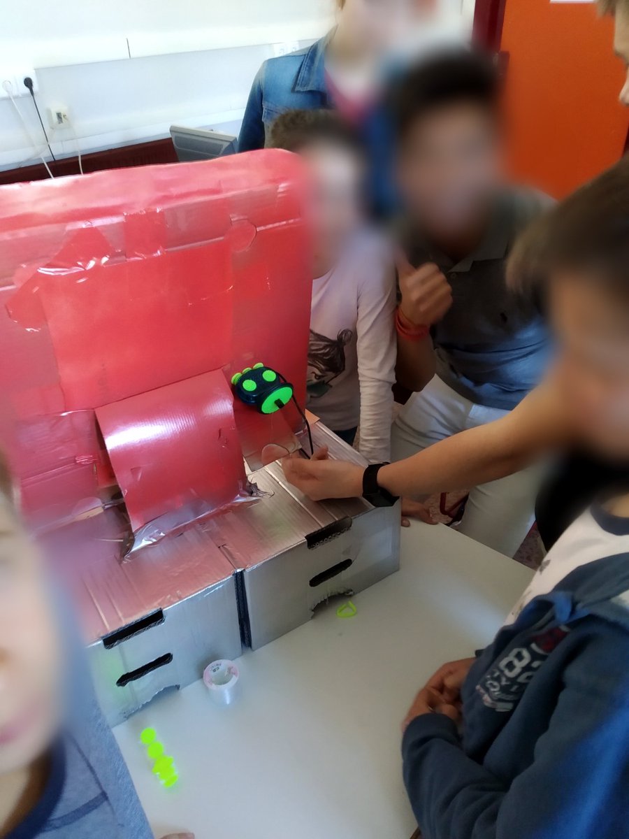 asensioretotech's tweet photo. Nuestra casa/colegio domótico a punto!!!!! En cuanto tengamos el vídeo editado, os lo enseñamos!!!! #RetoTech #bqeducacion #fundaciónendesa https://t.co/qEDhIGSxWQ